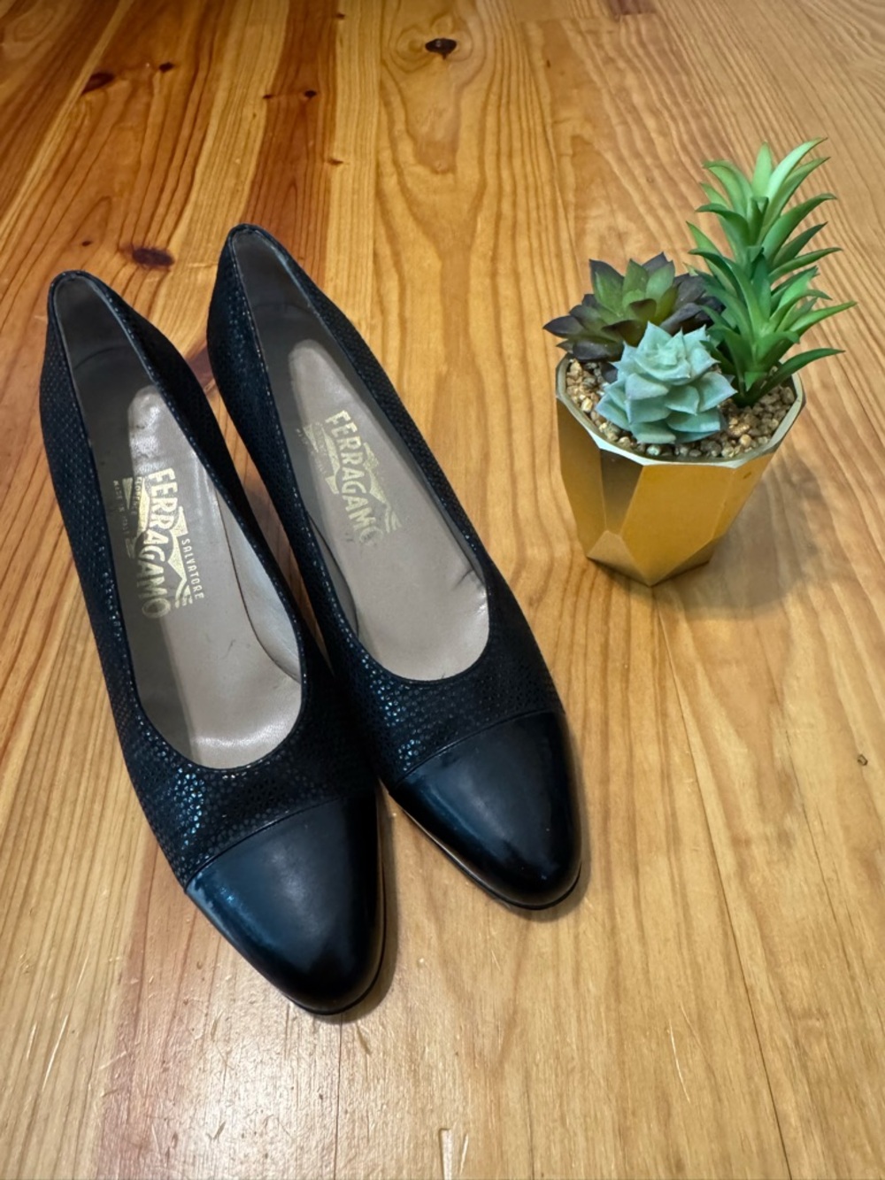 Salvadore Farragamo Ladies Pumps Made In Italy 10 1/2 AAA Black Pebbled Leather